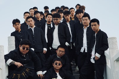 群人站在和其他人正坐在楼梯
